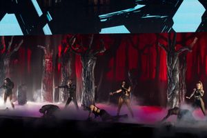 숲을 배경으로 흑백 의상을 입고 무대에서 공연하는 리틀 믹스