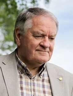 정치인이자 포크 가수인 다비드 이완(Dafydd Iwan). 그의 글은 럭비에서 이 노래의 사용에 대한 전국적인 논쟁을 시작했다.