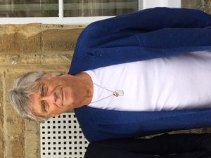 데이비드 보위는 앨범의 사운드에 필수적인 뮤지션들을 고용한 마이크 버논이 프로듀싱했다(2017년 사진).