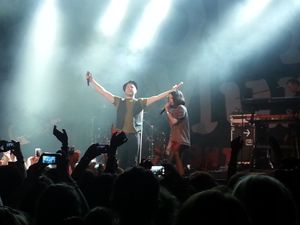 올리 머스(Olly Murs)와 알리제(Alizée)가 프랑스어 버전의 "Dear Darlin’"을 부르는 모습 – 르 트리오농, 파리, 2013.