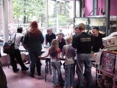 2005년 5월 21일 필라델피아 세컨드 스트리트의 AKA 레코드에서 포큐파인 트리 멤버들의 팬 미팅.