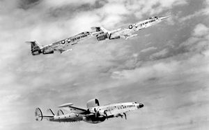 미 공군 RC-121D 53-0128과 F-104 스타파이터