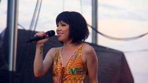 젭슨이 2015년 캐피탈 프라이드에서 Emotion의 여러 곡을 공연하고 있다