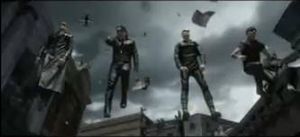 "Elevation" 뮤직 비디오에 출연한 밴드 ( "악의 U2"로 등장).