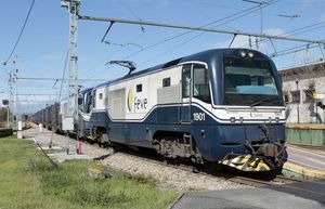 화물 열차와 함께 엘 베론 역에 있는 FEVE 전기 디젤 기관차 1915