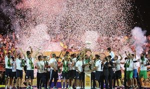 2017년 페르시아만 프로 리그 승격을 축하하는 파스 쟘 선수들.