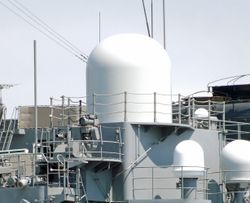 "야마유키"에 장착된 FCS-2-12 레돔과 광학 조준기