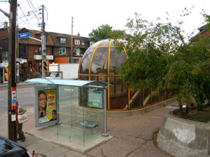 남동쪽 입구 옆 버스 정류장