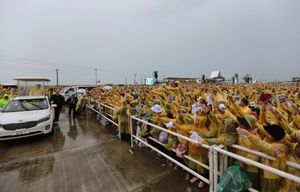 교황 프란치스코가 2015년 1월 17일, 태풍 하이옌 피해자 가족들을 방문하기 위해 파로로 이동하는 도중 타클로반 공항 근처에서 미사 후 군중에게 축복을 내리고 있다.