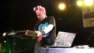 제이크 카우프만이 2012년 MAGFest 10에서 공연하고 있다