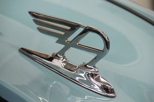 1947년과 1956년 사이에 출시된 새로운 오스틴 주류 모델의 보닛 전면에 있는 "날개 달린 A"는 전후 벤틀리 모델의 "비행 B"를 연상시켰다.