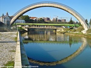 사카벵의 강을 건너기 위해서는 여러 개의 다리가 필요하며, 여기에는 트랑상 강을 가로지르는 사카벵 아치 보행자 다리도 포함된다.