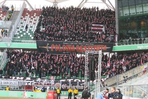 폴로니아 바르샤바 팬들이 2011년 레기아 바르샤바와의 원정 더비 경기에서 응원하고 있다