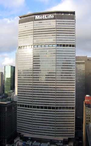 폴 헤이스팅스의 가장 큰 사무실은 뉴욕 200 파크 애비뉴에 있다.