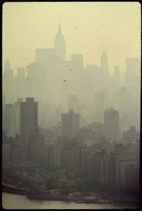 가브리엘은 주인공 라엘의 "더 현실적이고, 더 외향적이며 폭력적인" 본성을 강조하기 위해 앨범의 배경을 뉴욕 (1973년 사진)으로 설정했다.