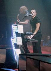 미국의 록 밴드 더 킬러스(사진)를 포함한 많은 아티스트들이 이 노래를 커버 버전으로 불렀다.