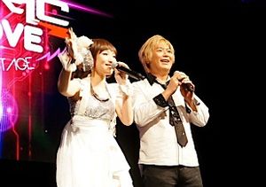 프립사이드가 Anime Festival Asia 2012에서 공연하고 있다.왼쪽부터: 난죠 요시노, 야기누마 사토시.