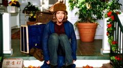 뮤직 비디오에서 짐을 챙겨 집을 떠날 준비를 하는 스피어스