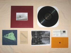 레코드와 여러 개의 삽입물(뭉개진 페니 포함). 밴드 멤버 에프림 메눅(Efrim Menuck)의 손으로 그린 그림이 전단과 봉투 사이에 보인다