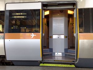 GMB 71 전동차의 문. 내부 계단이 보인다.