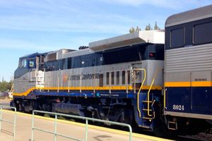 암트랙 캘리포니아 (CDTX) 기관차 #2051이 머세드를 통과하는 샌와킨스를 견인하고 있다.