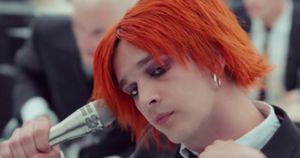 오렌지색 머리와 보라색 스모키 아이와 같은 뮤직 비디오 속 힐리의 기이한 모습은 레이디 가가에게서 영감을 받았다.