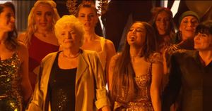 그란데가 2018 MTV 비디오 뮤직 어워드에서 "God Is a Woman"을 공연하고 있다. 양 옆에는 그녀의 할머니 마조리, 사촌 라니, 어머니 조안이 보인다.