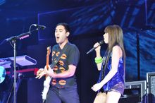 젭슨과 제러드 매니에르카가 2012년 10월 Believe Tour에서 "Good Time"을 공연하고 있다.