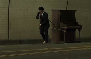 뮤직 비디오에서 피아노를 끌고 가는 마스