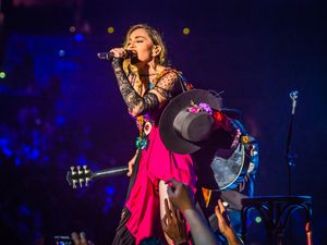 2015년 9월 19일 Rebel Heart Tour의 브루클린 공연에서 "Ghosttown"을 공연하는 마돈나