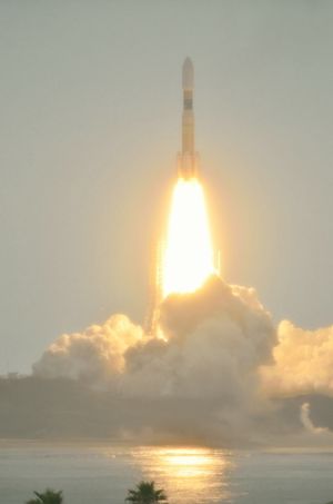 고노토리 3호를 탑재한 H-IIB 로켓이 2012년 7월 21일 다네가시마 우주 센터에서 발사되고 있다.