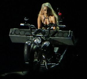 Born This Way Ball 투어(2012–2013) 동안 오토바이에 설치된 키보드에서 "Hair"를 공연하는 가가