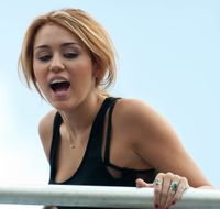 마일리 사이러스(2010년 사진)는 텔레비전 시리즈 한나 몬타나에서 주인공을 연기했다.