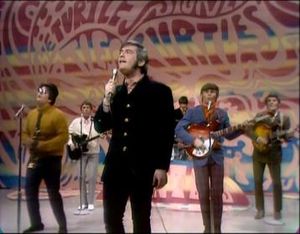 터틀스가 1967년 5월 14일 에드 설리번 쇼에서 "Happy Together"를 공연하는 모습. 이 곡의 성공으로 인해 밴드는 여러 TV 쇼에 출연했다.