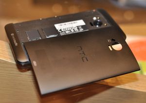 HTC One의 중국 및 일본 버전 (HTC J One HTL22 사진)은 탈착식 뒷면 커버를 포함한다