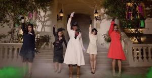 할로윈을 연상시키는 호텔 앞에서 1940년대 스타일 의상을 입고 춤을 추는 피프스 하모니 멤버들