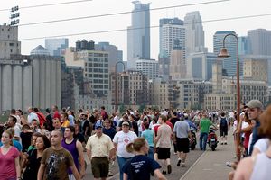 도심 앞에서 수십 명의 관찰자들