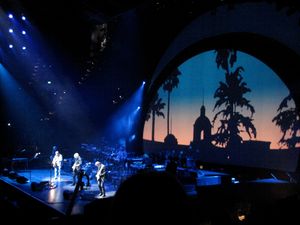 오스트레일리아에서 "호텔 캘리포니아"를 공연하는 이글스 (Long Road Out of Eden Tour 동안)