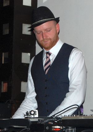 데이브 "스위치(Switch)" 테일러는 Kala의 공동 작가이자 공동 프로듀서이다.