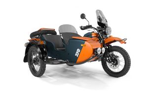 극광 색상의 우랄 기어 업 익스페디션. 이 모델은 회사의 최고급 오토바이이다.