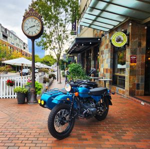 카리브 블루 색상의 2023년형 우랄 기어 업.