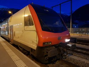 브리그역에서 발견된 개조된 IC 2020 객차