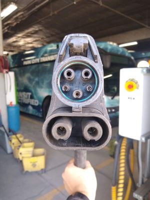 CCS1(Combined Charging Standard 1) DC 충전 커넥터. 북미 지역에서 주로 사용되며, SAE J1772 표준 AC 충전 커넥터를 확장한 형태이다.