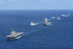 일 호주 이탈리아 독일 프랑스 연합 훈련 (노블 레이븐 24-3)에서 선두를 달리는 "이즈모"와 각국 함정