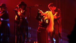 잭슨이 언브레이커블 월드 투어(2015–16)에서 "That's the Way Love Goes"를 공연하고 있다.