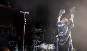 K.Flay가 2024년 3월 9일 뉴욕 시티의 Bowery Ballroom에서 공연하고 있다.