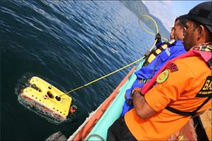 인도네시아 국가 수색 구조청 요원들이 KM 시나르 방운의 잔해를 수색하기 위해 ROV를 내리고 있다