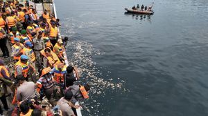 희생자 유족들이 추모식을 열고 침몰 지점 근처에 꽃을 던졌다.