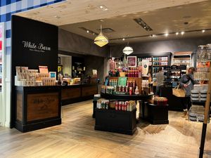 2023년 인디애나주 그린우드의 그린우드 파크 몰에 있는 화이트 반 매장.