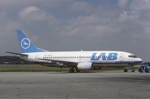 LAB 보잉 737-300. 1995년 민영화 당시 주요 주주였던 VASP의 도색을 차용했다.